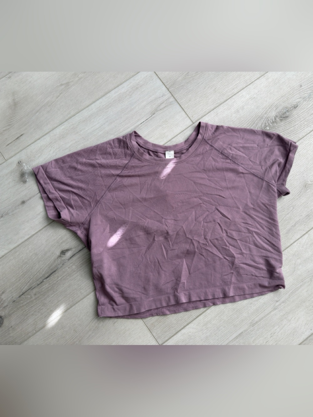 Lululemon women’s crop top